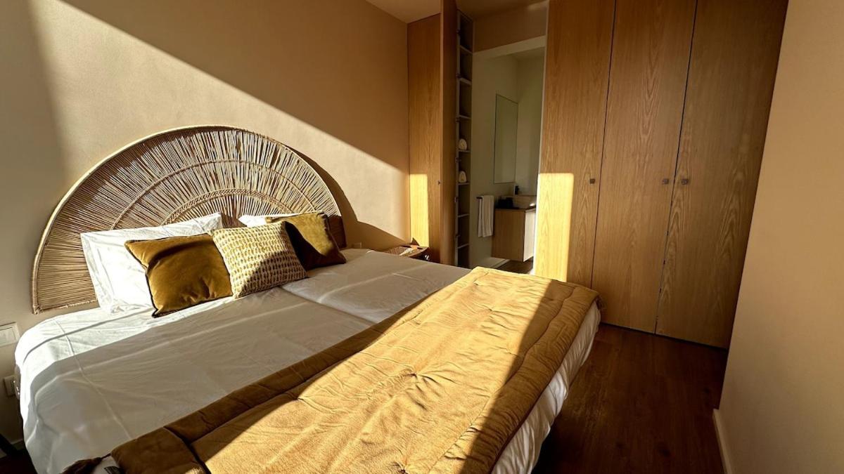 - With Ac, Parking And Balcony * Oporto