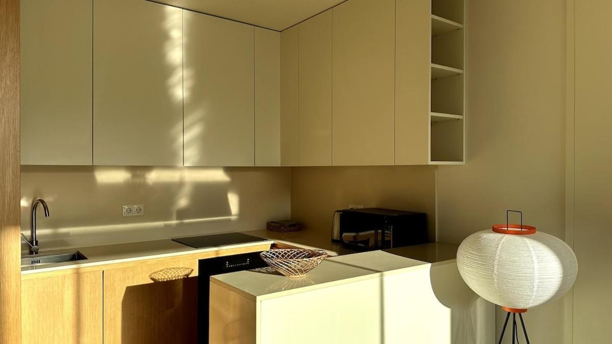 Appartement - With Ac, Parking And Balcony