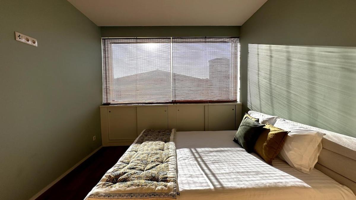 - With Ac, Parking And Balcony * Oporto